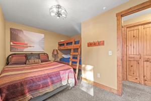 4 bedroom Cabin In Black Hills with Hot tub and Heated Pool