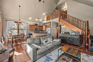 4 bedroom Cabin In Black Hills with Hot tub and Heated Pool