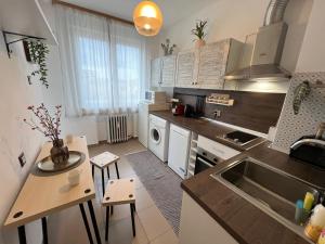 Bogota Central Apt w Office Space and Wifi near Metro