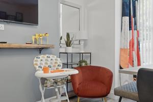 Great for groups, 8 bedroom 4 bathroom 4x parking by StayByNumbers