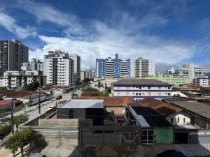 Apê com suíte, varanda e vaga, só 400m da praia!