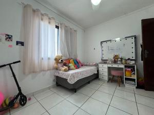 Apê com suíte, varanda e vaga, só 400m da praia!