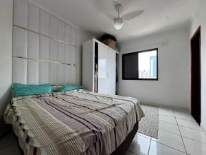 Apê com suíte, varanda e vaga, só 400m da praia!