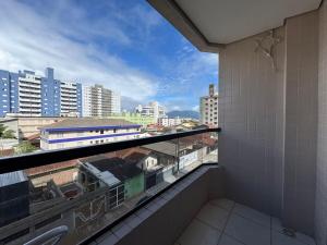 Apê com suíte, varanda e vaga, só 400m da praia!