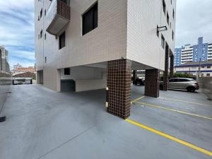 Apê com suíte, varanda e vaga, só 400m da praia!