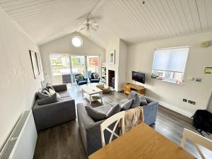 Bellas Retreat - Part of the The Bay Filey Holiday Village with pool, gym and direct beach access, pub, restaurant, tennis and meadows walks