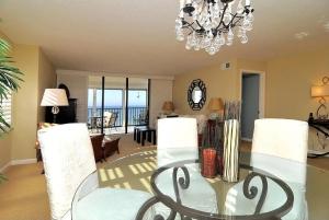 Modern Three-Bedroom Coastal Apartment with Contemporary Design