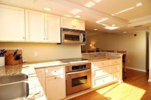 Modern Three-Bedroom Coastal Apartment with Contemporary Design