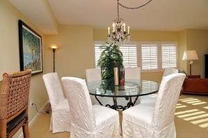 Modern Three-Bedroom Coastal Apartment with Contemporary Design