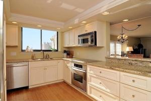 Modern Three-Bedroom Coastal Apartment with Contemporary Design