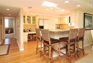 Modern Three-Bedroom Coastal Apartment with Contemporary Design