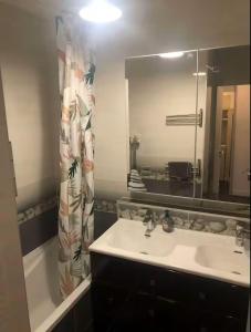 Chambre Privée Cosy- Dans Appartement Moderne en Colocation-Tram A-ME1-4