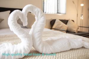 ApartHotel 5 - Fast WiFi, Hotel Linen, Keyless Entry, City only 10 Mins - BY PROPERTY PROMISE