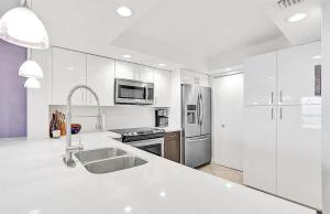 Bright Two-Bedroom Coastal Apartment with Beach Access