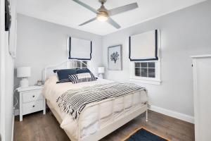 Adorable Beach Cottage - Private Beach Association