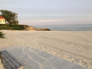 Adorable Beach Cottage - Private Beach Association