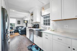 Adorable Beach Cottage - Private Beach Association