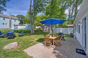 Adorable Beach Cottage - Private Beach Association