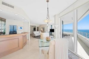 Spacious Three-Bedroom Oceanfront Apartment with Panoramic Views
