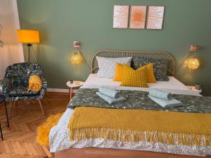 Mustard-colored apartment for two