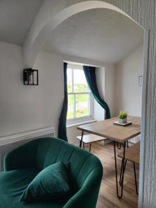 Sea view Penthouse flat 6 with fast WiFi and Free PARKING