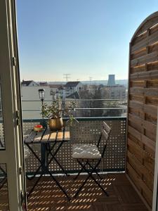 Zentrales, modernes Apartment mit Balkon, Küche & Garage