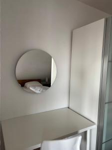 Zentrales, modernes Apartment mit Balkon, Küche & Garage