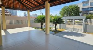 Piscina, 4 suítes e conforto ao lado da praia