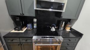 Quiet cheerful condo in the heart of OTR!