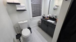 Quiet cheerful condo in the heart of OTR!