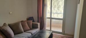 شقه فندقية بالشروق بالقرب من مدينتى للعائلات و الاسر فقط