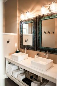 Beautiful Pet-Friendly Cottage with Outdoor Fireplace for a Wonderful Escape in Nature near Austin, Texas