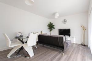 Casa Di Dolce Two Bedroom Apartment with Balcony