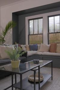 Steps from Live Music Venues-Guest Room Extended Stays