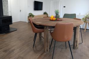 Peaceful Byron House, Walk to Beach, Starlink, Flexible Sleeping Arrangements