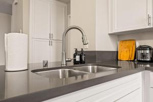 Luxury 2BR Apartment Near SeaWorld, Airport & Downtown San Diego