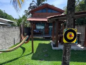 Chalé de Madeira, a 60m do mar em condomínio