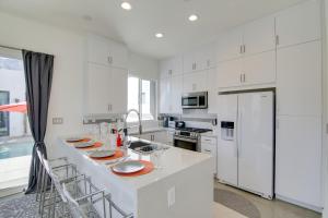 Mountain-View Deck and Pool Luxe Palm Springs Home