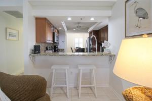 Charming lakefront condo on Siesta Key - GBB 1291
