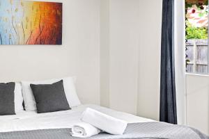 Relaxed Private Double Room in Carramar - Close to Station - Shared Bathroom