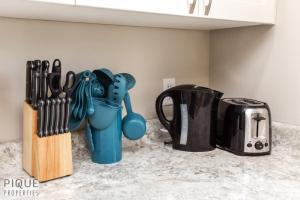 Dual-Suite Getaway - Sleeps 12 - Whyte Ave - NFLX