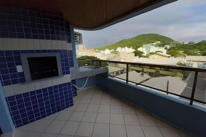 Apto no centro de Bombinhas 100 metros do mar.