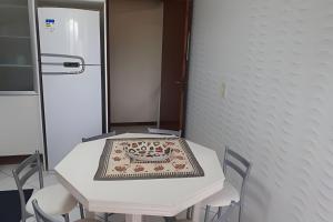 Apto no centro de Bombinhas 100 metros do mar.