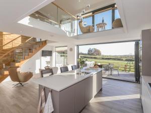 The Lookout - Ukc3846