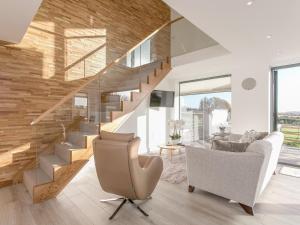 The Lookout - Ukc3846