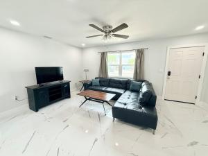 Luxurious 3 bedrooms 2 bath Ultimate Beach Life! 5 min walk to beach!