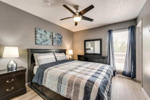 Serene 2BD Condo South Irving I18