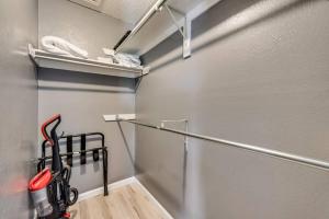 Serene 2BD Condo South Irving I18