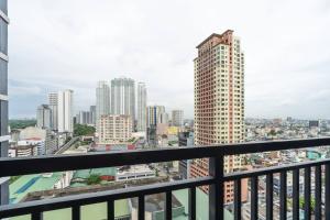 Boho Makati Condo w Wi-Fi + Workspace | Red