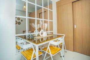 Boho Makati Condo w Wi-Fi + Workspace | Red